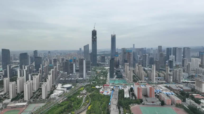 长线·快讯丨山东国际金融中心（IFC）428米超高层项目外框钢结构实现顺利封顶(图2)